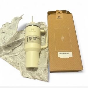 STANLEY BRAND NEW IN BOX 40 OZ TUMBLER COLOR CREAM